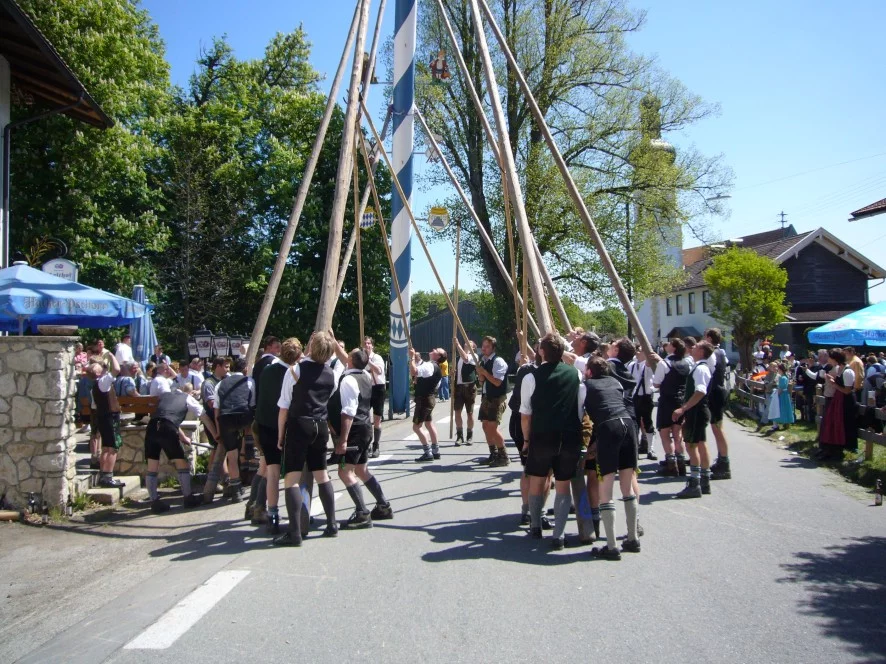 Maibaumaufstellen in Wall